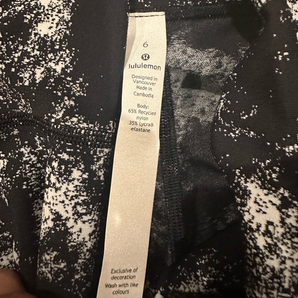 Lululemon Wunder Under HR Tight 25" Black & White Spray Paint - Used Size 6 - Picture 3 of 4